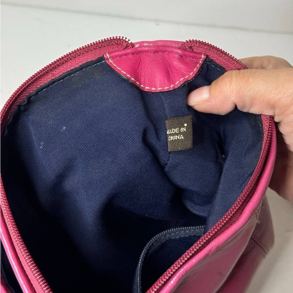 COACH Pink Patent Leather SOHO Swing Pack Purse Crossbody -very good condition - Picture 7 of 9